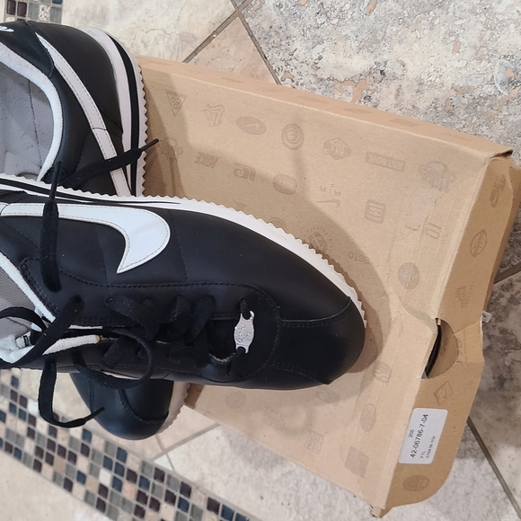 Nike Black and White Sneakers with Leather-like Upper. CORTEZ BASIC LEATHER '06 - Picture 5 of 9
